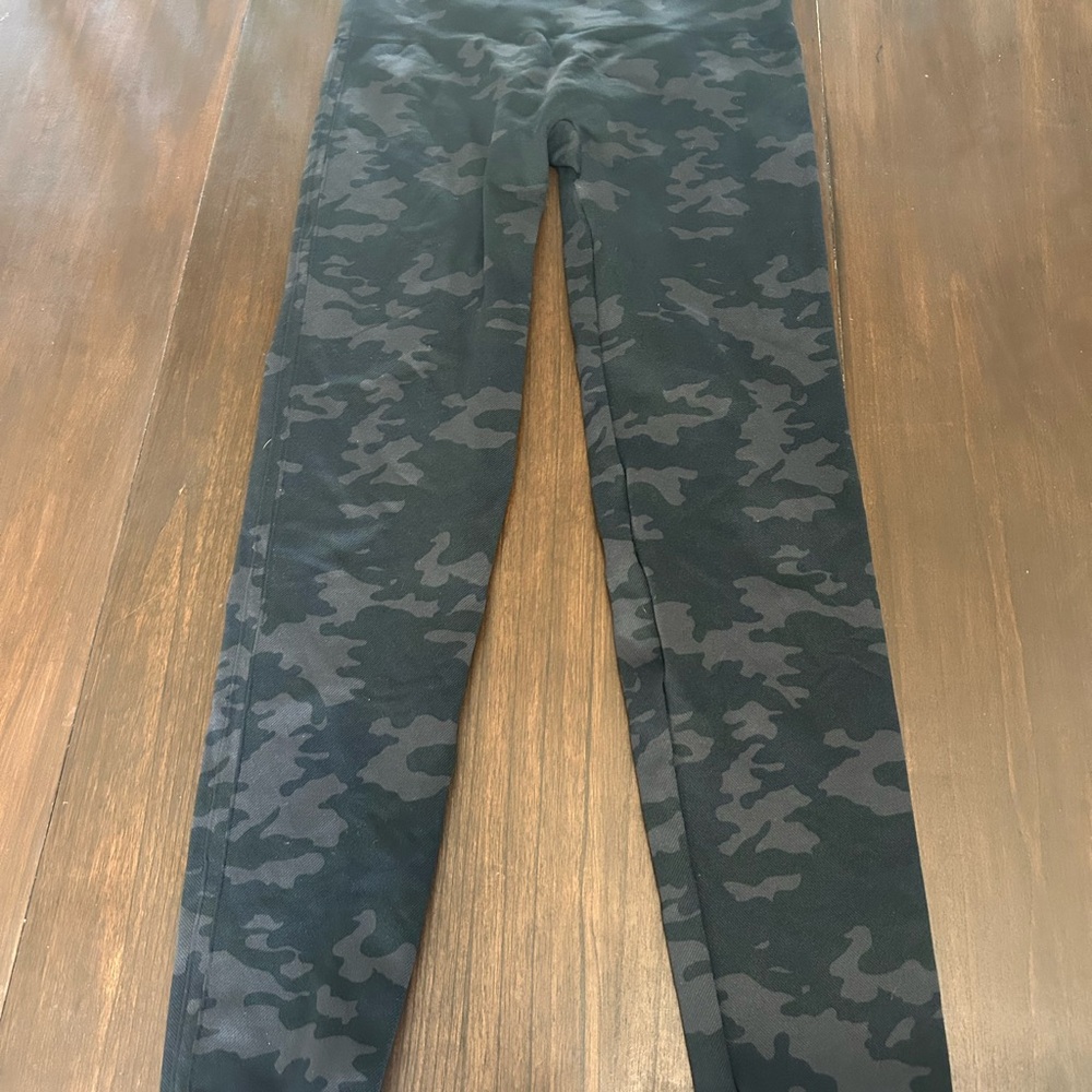 SPANX Black & Charcoal Camo Leggings